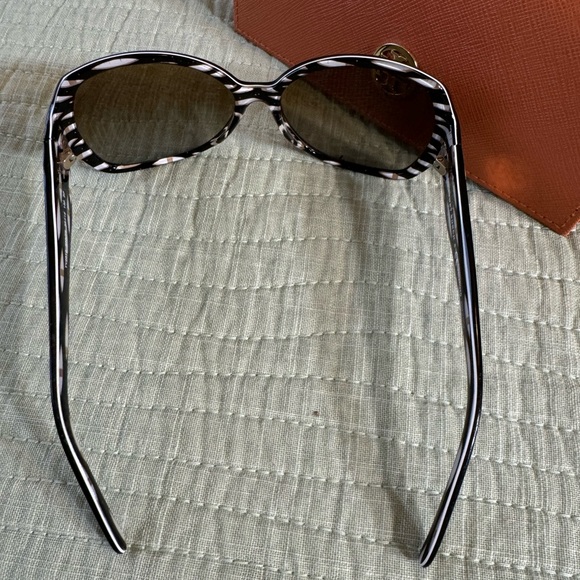 Tory Burch Ty7019 910/T5 Black/Brown Butterfly Polarized Sunglasses With Case - Picture 2 of 8